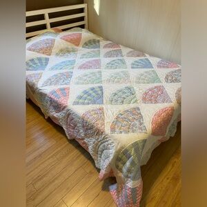 STUNNING Patchwork Quilt with Fan Pattern